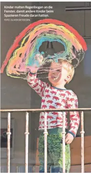  ?? FOTO: OLIVER DIETZE/DPA ?? Kinder malten Regenbogen an die Fenster, damit andere Kinder beim Spazieren Freude daran hatten.