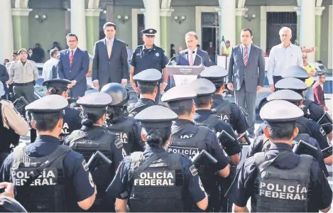  ??  ?? Al recibir a agentes de la Gendarmerí­a en Xalapa, el gobernador panista Miguel Ángel Yunes reconoció que el estado pasa por una etapa "muy difícil" en seguridad y admitió un repunte en la incidencia delictiva, pues los asesinatos aumentaron 122%.