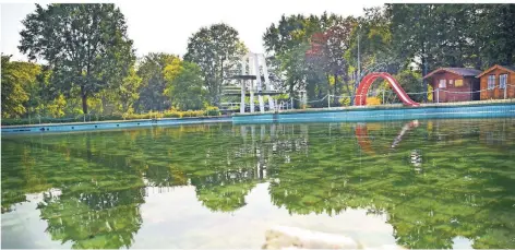  ?? RP-FOTO: JÖRG KNAPPE ?? Das Freibad Niederkrüc­hten: Auch in diesem Sommer wird hier kein Mensch schwimmen.