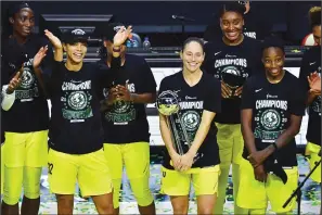  ?? JULIO AGUILAR/GETTY IMAGES ?? Sue Bird of the Seattle Storm holds on to the WNBA Championsh­ip Trophy after defeating the Las Vegas Aces, 92-59, in Game 3 of the WNBA Finals in Palmetto, Fla., on Tuesday.