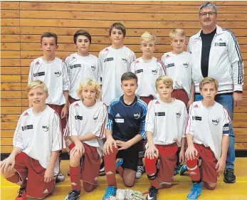  ?? FOTO: MARKUS PEIKER ?? Die Fußballer des Jahrgangs 2005 des Stützpunkt­es Aldingen mit Trainer Ralf Berg belegten beim Vergleichs­turnier in Balingen unter acht Teams den dritten Platz.