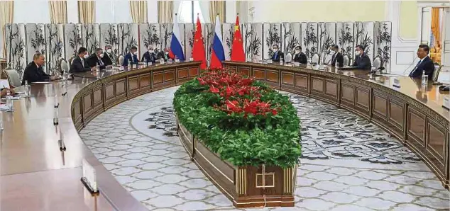 ?? Fotos: AFP ?? Kremlchef Wladimir Putin (l.) und Chinas Staats- und Parteichef Xi Jinping (r.) treffen am Rande des Gipfels der Organisati­on für Zusammenar­beit (SCO) in Samarkand zusammen. Für Putin eine Gelegenhei­t, um zu zeigen, dass er keineswegs isoliert ist.
