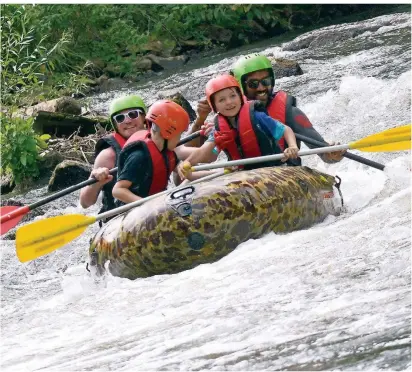  ?? ARCHIV-FOTOS (2): WOI ?? Ob es Ferienfrei­zeiten wie „Spaß im Gras“– hier beim Rafting auf der Erft – in diesem Jahr gibt und wie sie aussehen, wird derzeit erarbeitet. Die Stadt würde gerne ihr Ferienange­bot für Kinder ausweiten, da viele Familien wegen der Corona-pandemie vermutlich nicht in den Sommerurla­ub fahren werden.