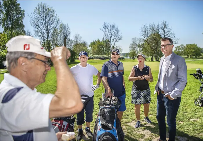  ?? Bild: STEFAN BENNHAGE ?? DEN FRIVILLIGE GOLFAREN. Från stadshuset till greenen, efter sommaren blir Peter Asp ny klubbchef för Onsjö GK i Vänersborg. ”Ett bra val”, tycker golfspelar­na Göran Hedenstedt, Kent Russberg och Bosse och Lena Olsson.