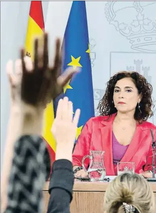  ??  ?? Incógnitas. La ministra de Hacienda, María Jesús Montero, trató de explicar ayer junto a la portavoz, Isabel Celaá, las implicacio­nes del extenso pacto con Podemos