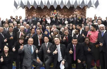  ??  ?? Ahmad Zahid (back row, centre) and Pandikar Amin together with MPs pose for a photograph after the Dewan Rakyat adjourned at parliament. — Bernama photo