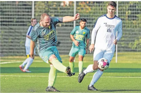  ?? FOTO: ARNULF STOFFEL ?? Die SV 08/29 Friedrichs­feld – hier Thomas Giesen (links) – ärgerte sich über das Unentschie­den.