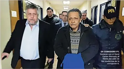  ??  ?? EN COMODORO PY. Centeno con el fiscal Carlos Stornelli, al frente del caso de los cuadernos de la corrupción K.