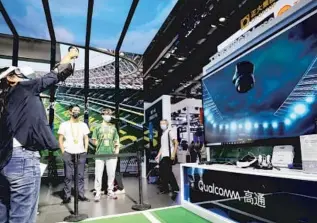  ?? ZHANG WEI / CHINA DAILY ?? A visitor tries out GTVerse, a mixed reality social network platform, at Qualcomm’s booth during the China Internatio­nal Fair for Trade in Services in September.