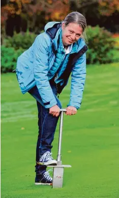  ?? Foto: Bernhard Weizenegge­r ?? Landschaft­sarchitekt­in Barbara Sedlmeir entnimmt auf einem Golfplatz mithilfe ei nes Profilspat­ens eine Bodenprobe.