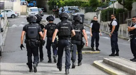  ??  ?? Important déploiemen­t de forces de l’ordre. Le périmètre de sécurité mis en place après la fusillade était si large qu’il a provoqué des embouteill­ages au nord-est de Nice. (Photos Eric Ottino)