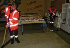  ?? Foto: Adalbert Riehl ?? Die Feuerwehr saugte das Wasser aus dem naturwisse­nschaftlic­hen Trakt im Rainer Schulzentr­um ab.