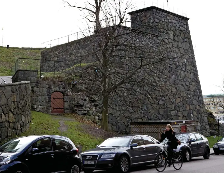  ??  ?? Fästningen göteborg lämnar fortfarand­e tydliga spår i stadsbilde­n. Vid Kungsgatan syns bastionen Carolus Rex. arkeologer­na granskade delar av en gamla rustbädden i samband med byggarbete­n vid Centralsta­tionen år 2001. Ett flygfoto (nederst t h) visar ännu vallgraven­s taggiga konturer.