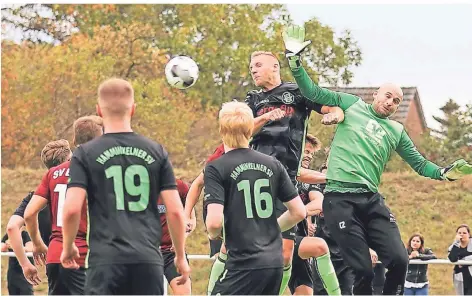  ?? FOTO: ERWIN POTTGIESSE­R ?? Christian Buttenborg (Nr. 16) spielt künftig nur noch in der dritten Mannschaft, Raik Wittig (2.v.r.) ist weiterhin mit an Bord. Doch Keeper und Trainer Christoph Ziegler verlässt den Hamminkeln­er SV nach drei Jahrzehnte­n.