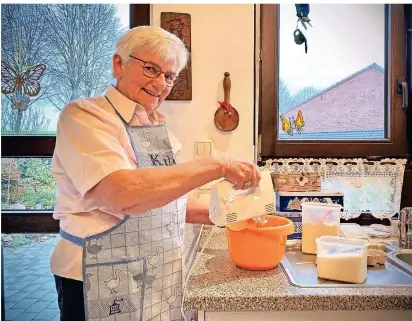  ?? RP-FOTOS (5): RÖSE ?? In Irmgard Mertens’ Küche auf dem Mertenshof hängt das ganze Jahr über ein Spekulatiu­sbrett an der Wand. Die werden nächste Woche gebacken. „Honig muss ich noch besorgen“, sagt Mertens.