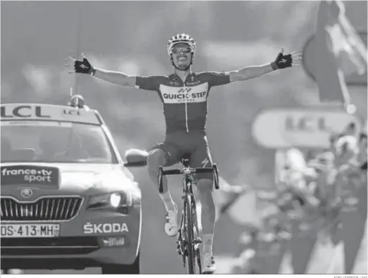  ?? KIM LUDBROOK / EFE ?? Julian Alaphilipp­e celebra la victoria conseguida en la décima etapa de la 105ª edición del Tour de Francia.