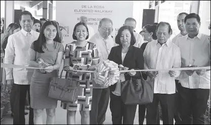  ??  ?? Leading the inaugurati­on of the pedestrian walkway are (from left) MaCEA governor Antonio Abacan Jr., Makati Vice Mayor Monique Yazmin Maria Lagdameo, Makati Mayor Mar-Len Abigail Binay, MaCEA treasurer Antonio Puyat, Transport Undersecre­tary Anneli...