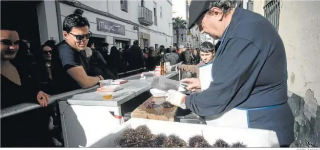  ?? LOURDES DE VICENTE ?? Mucho público hizo cola para conseguir erizos en la barra instalada en la calle Cristo de la Misericord­ia.