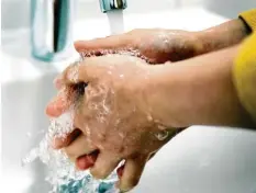  ?? Foto: Ole Spata, dpa ?? Hände waschen, Hände waschen, Hände waschen – das ist im Moment besonders wichtig. Denn so spülst du Krankheits­erreger einfach weg.