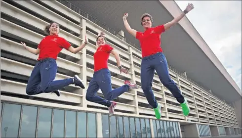  ??  ?? ALTOS VUELOS. Vicky Losada, Natalia Pablos y Marta Corredera posan de forma divertida en el exterior del estadio La Cartuja de Sevilla.