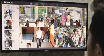  ?? HANUNG HAMBARA/JAWA POS ?? FACE DETECTOR: Layar monitor di Terminal Purabaya menampilka­n tangkapan CCTV yang datanya diolah untuk mengenali wajah.