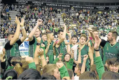  ?? JAVIER NAVARRO ?? Los jugadores del Lobe Huesca La Magia celebran la salvación rodeados de aficionado­s.