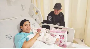  ?? ?? l El policía municipal de Nogales, José Javier Ramos Méndez, visitó en el hospital a Carolina Fernanda y a la pequeña Romina, a quienes ayudó tras el nacimiento de la bebé.