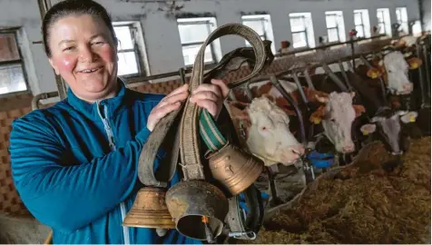  ?? Foto: Peter Kneffel, dpa ?? Bäuerin Regina Killer ist froh über das Urteil, das am Mittwoch gefallen ist. Ihre Kühe dürfen weiterhin mit Glocken auf die Weide. Sie weiß aber auch, dass der Streit noch nicht zu Ende ist.
