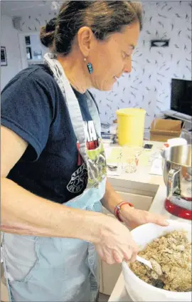  ?? STATESMAN
ADDIE BROYLES / AMERICAN- ?? Using elements taken from recipes sent in by readers, Sally Jo Hahn works in her South Austin kitchen to duplicate the pfeffernüs­se her grandmothe­r sent to her father while he was serving with U.S. forces in Europe during World War II.