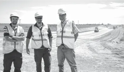  ??  ?? Iván Komañski (izq.), supervisor de la obra; el laboratori­sta Carlos Escorza y Gustavo Torres, jefe del Distrito XIX de Vialidad.