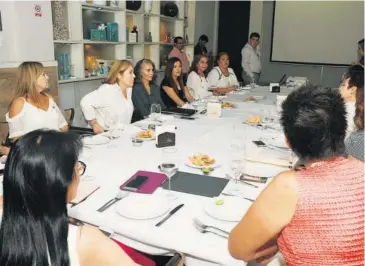  ?? LIBERTAD MONTOYA ?? >Reunión de la AFEET con las nuevas socias de Los Mochis.