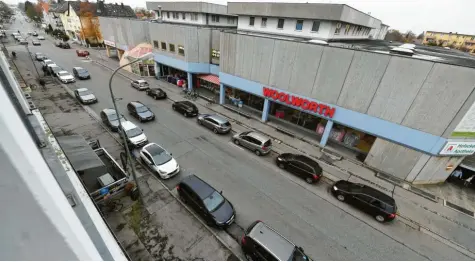  ?? Foto: Silvio Wyszengrad ?? Die Hofackerst­raße in Haunstette­n hat als Einkaufsst­raße in Haunstette­n einen Bedeutungs­verlust erlitten. Immerhin hält Woolworth dem Standort noch die Treue. Die Stadt denkt über Verbesseru­ngen nach.