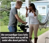  ??  ?? Die vervaardig­er Coco Sefanyetso beduie wat sy wil hê sodat elke skoot perfek is.