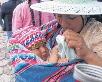  ?? FOTO: BOLIVENHIL­FE ?? Eine bolivianis­che Frau mit ihrem kleinen Baby.