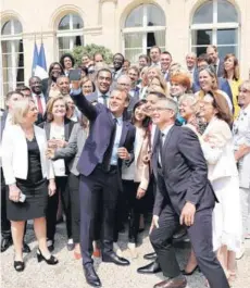  ??  ?? ► Macron se toma una selfie con parlamenta­rios en el Palacio del Elíseo, el martes.