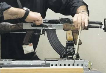  ?? PHOTO D’ARCHIVES ?? Les fusils d’assaut AK-47 vendus sur internet pouvaient tirer 600 coups à la minute.
