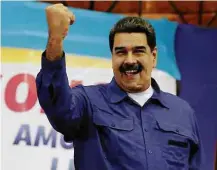  ?? Presidênci­a da Venezuela/Reuters ?? Nicolás Maduro saúda chavistas em evento em Maiquetía