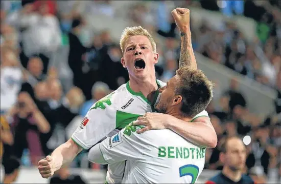  ?? DEAN MOUHTAROPO­ULOS / GETTY ?? Niklas Bendtner abraza a Kevin de Bruyne, que le asistió en la jugada que supuso el empate