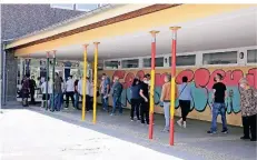 ?? FOTO: MARKUS RICK ?? Zeitweise bildete sich bei der Zusatzimpf­aktion an der Gesamtschu­le in Hochneukir­ch eine lange Schlange.
