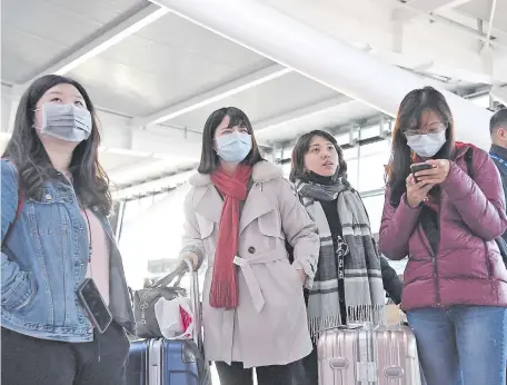  ??  ?? El frío en China y otros países de Asía hace que el coronaviru­s sea su serotipo grave, que se transmite con facilidad, indicaron expertos. En Sudamérica es poco viable que la dolencia de tipo respirator­ia se expanda por el calor que hace. Foto de EFE