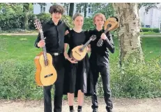  ?? FOTO: MUSIKSCHUL­E ?? Romain Vens, Linnea Adler und Andrey Meysing (v.l.) gewinnen den 1. Preis beim Bundeswett­bewerb Jugend musiziert.