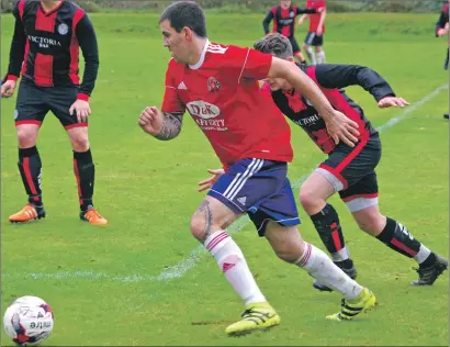  ?? Photos and match report: Derek Black ?? Donald Campbell races past Inverclyde defender Greg Wilson.