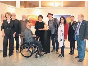  ?? RP-FOTO: RUTH KLAPPROTH ?? Malu Busch, Willi Arlt, Christoph Ohmes, Georg Kovac, Christa Hammermeis­ter, Georg Blank, Sandra Klein, Anne Klein und Hans-Dieter Willms (v.l.) bei der letzten Ausstellun­g des Jahres 2018.