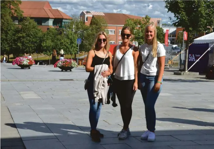  ??  ?? SPENTE STUDENTER: Christine S. Arnesen, Charlotte Sollie og Leonora Kvinlaug håper de får noen fine år i Grimstad.