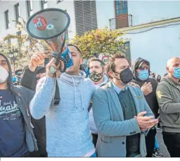  ?? ?? El alcalde de Cádiz, antes de dirigirse a los manifestan­tes.