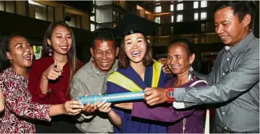  ??  ?? Pandelela Rinong celebratin­g with (from left) her sisters Parcelia Renyelia, Pici Parnia, father Pamg, mother Hartini and brother Pardika Indoma who flew over from Sarawak for the proud moment.