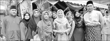  ??  ?? Nancy (fourth right) and Aidel (right) with the locals at the Hari Raya gathering in Kampung Semera.