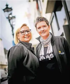  ??  ?? Sylvia Schleuter (r.) und Alexandra Wilhelm arbeiten für die ökumenisch­e Notfallsee­lsorge Düsseldorf.