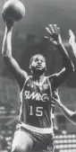  ??  ?? Leggende
Al centro il tuffo di Bob McAdoo a Livorno nella finale 1988-89. Sopra, Bill Bradley (che portò Milano all’Eurolega nel 1966), sotto Joe Barry Carroll (all’Olimpia nel 1984-85)