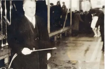  ?? FILES ?? Premier T. Dufferin Pattullo cuts a chain with a torch to open the Pattullo Bridge on Nov. 15, 1937.